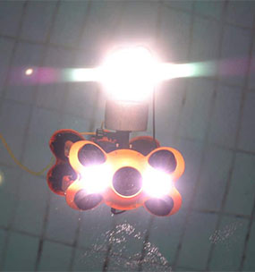 Drone sous-marin carré dans l'eau lumière allumée